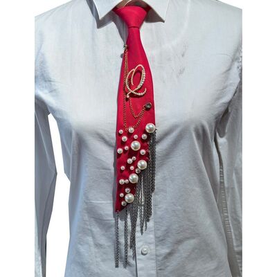 Spilla a forma di lettera Q di perle all'ingrosso, cravatta fatta a mano con spilla a forma di alfabeto in finta perla con nappa a catena di ferro, cravatta decorativa in poliestere per donna (rossa)