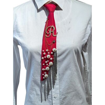 Spilla a forma di lettera R per cravatta, fatta a mano con perle finte, spilla con alfabeto e nappa con catena in ferro, cravatta decorativa in poliestere per donna (rossa)