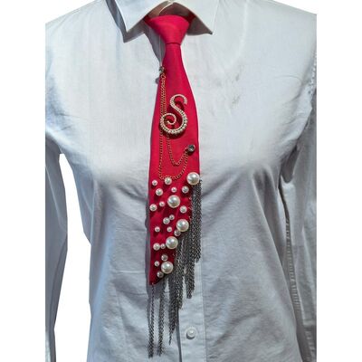 Spilla a forma di lettera S con perle all'ingrosso, cravatta fatta a mano con spilla a forma di alfabeto in finta perla con catena in ferro e nappa, cravatta decorativa in poliestere per donna (rossa)
