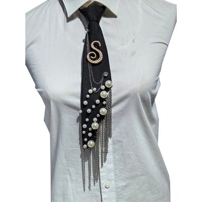 Spilla a forma di lettera S con perle all'ingrosso, cravatta fatta a mano con spilla a forma di alfabeto in finta perla con catena in ferro e nappa, cravatta decorativa in poliestere per donna (Nero)