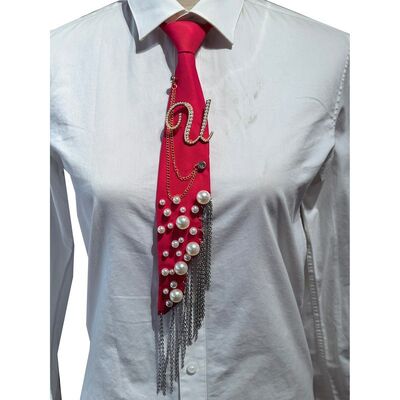 Spilla a forma di lettera U all'ingrosso con cravatta fatta a mano con perle finte a forma di alfabeto con nappa a catena di ferro, cravatta decorativa in poliestere per donna (rossa)