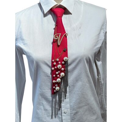 Spilla a forma di lettera V all'ingrosso con perle, cravatta fatta a mano con spilla decorativa a forma di alfabeto in finta perla con nappa a catena di ferro, cravatta decorativa in poliestere per donna (rosso)