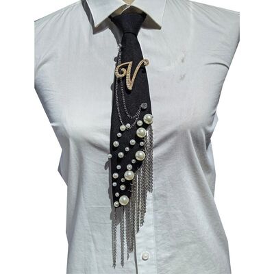 Spilla a forma di lettera V all'ingrosso con perle, cravatta fatta a mano con spilla a forma di alfabeto in finta perla con nappa a catena in ferro, cravatta decorativa in poliestere per donna (nera)