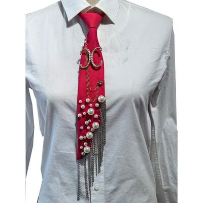 Spilla a forma di lettera X con perle all'ingrosso, cravatta fatta a mano con spilla a forma di alfabeto in finta perla con nappa a catena in ferro, cravatta decorativa in poliestere per donna (rossa)