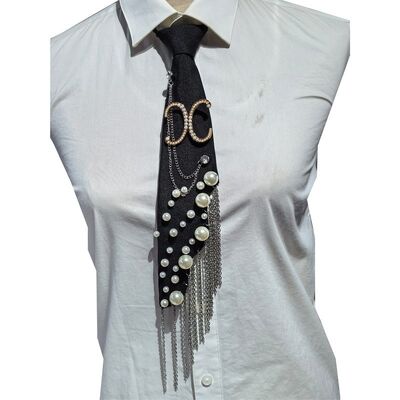Spilla a forma di lettera X con perle all'ingrosso, cravatta fatta a mano con spilla a forma di alfabeto in finta perla con nappa a catena in ferro, cravatta decorativa in poliestere per donna (nera)