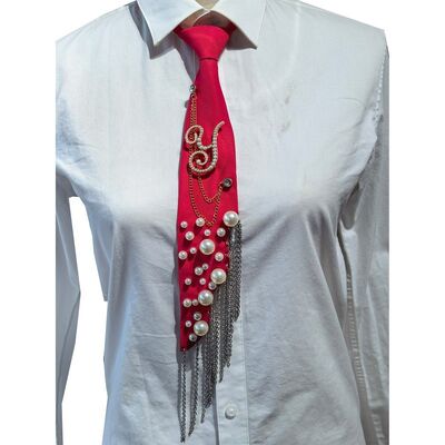 Al dettaglio Lettera Y Perla Broccia cravatta manifattura Falsa Perla Alphabet Pin con Catena di Ferro Tassel Decorativa Poliestere cravatta per donne (rosso)