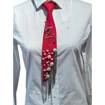 Spilla a forma di lettera Z con perle all'ingrosso, cravatta fatta a mano con spilla a forma di alfabeto in finta perla con catena in ferro e nappa, cravatta decorativa in poliestere per donna (rossa)