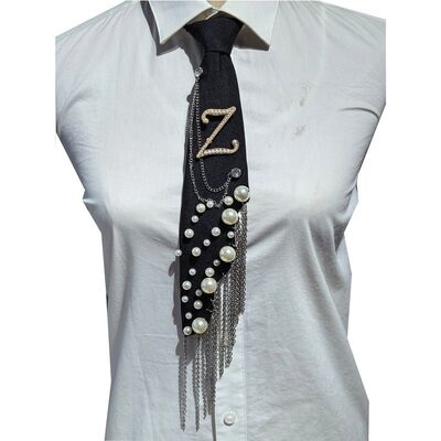 Spilla a forma di lettera Z con perle all'ingrosso, cravatta fatta a mano con spilla a forma di alfabeto in finta perla con nappa a catena in ferro, cravatta decorativa in poliestere per donna (nera)